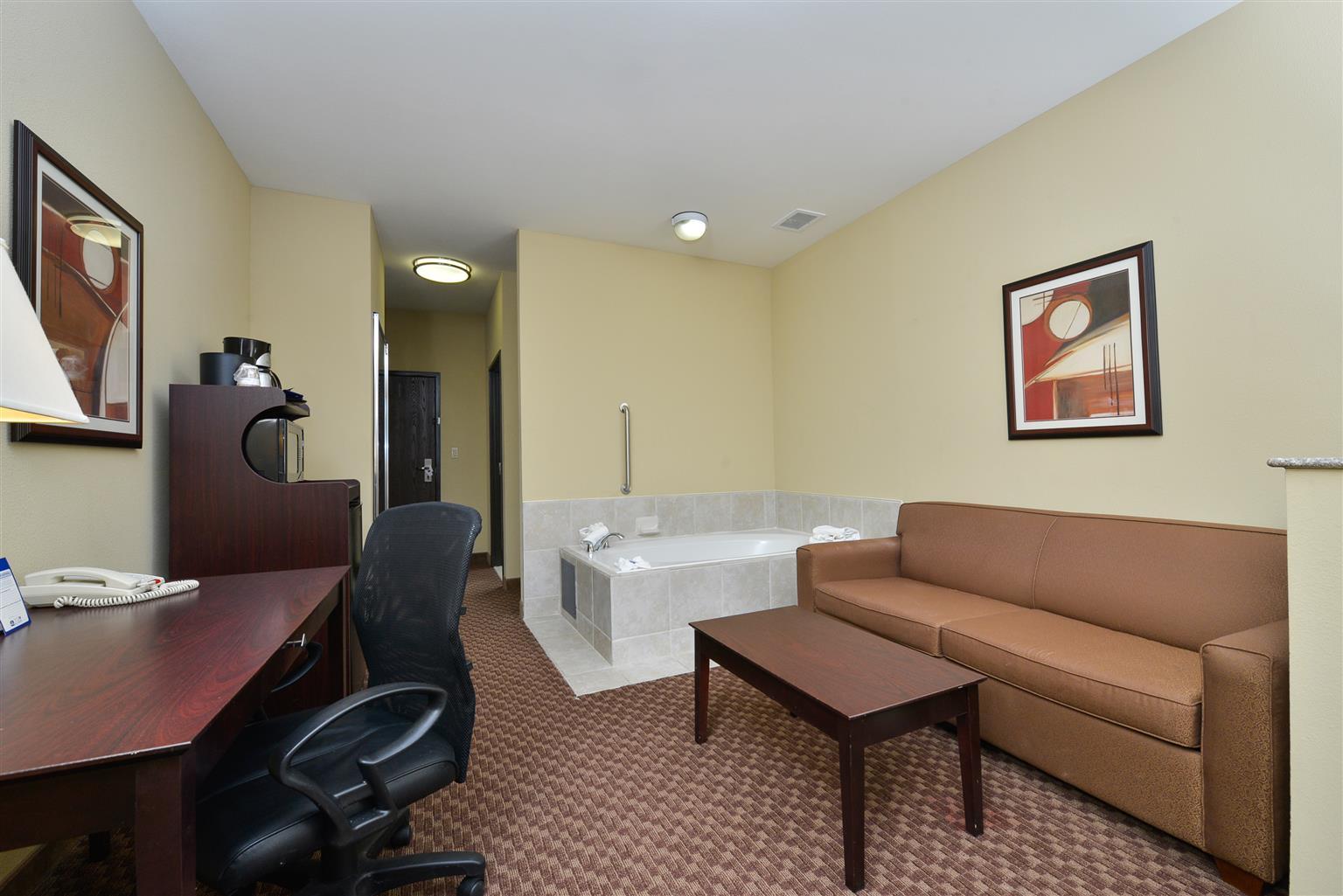 Best Western Plus Burleson Inn & Suites Bagian luar foto