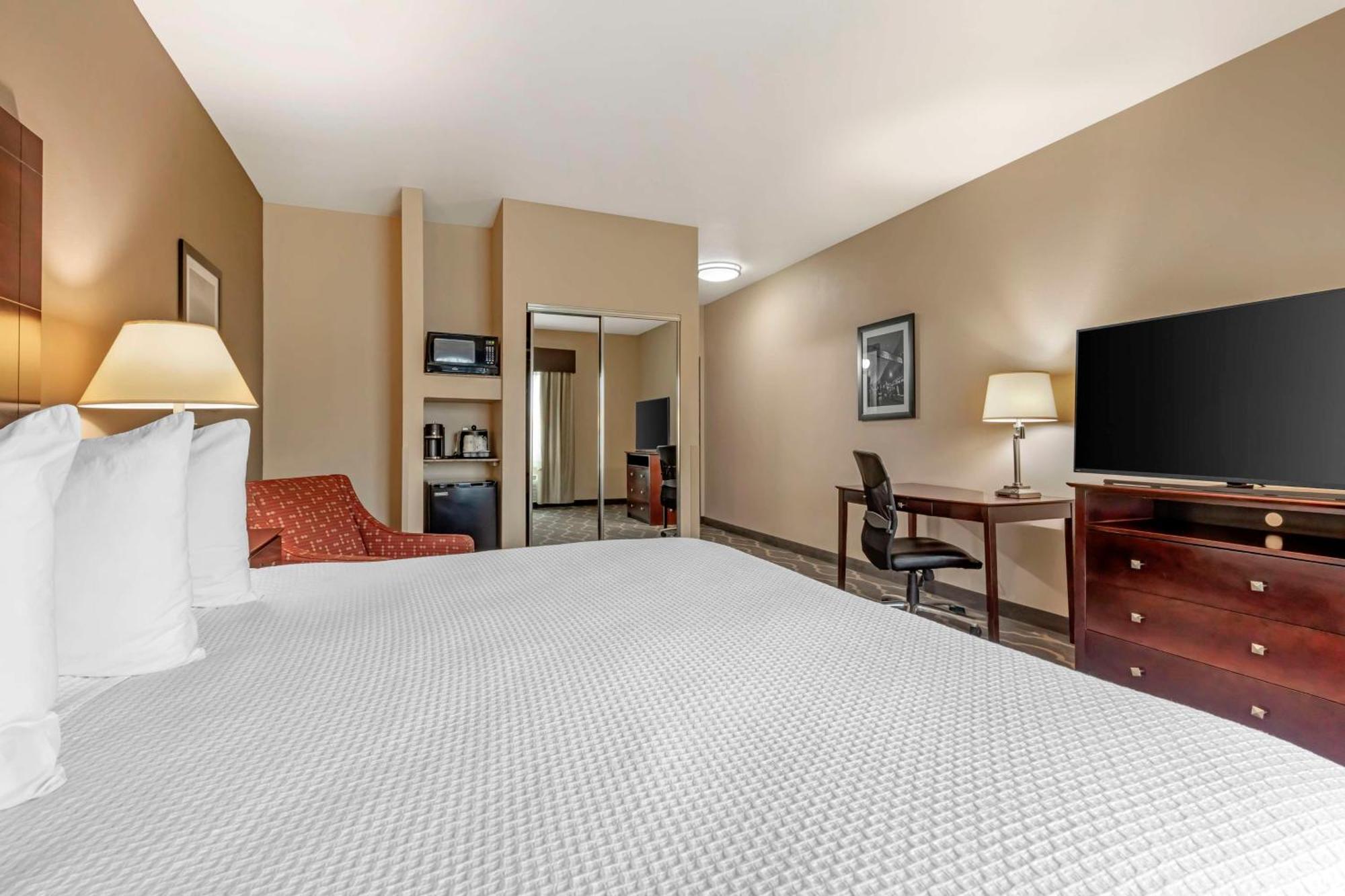 Best Western Plus Burleson Inn & Suites Bagian luar foto