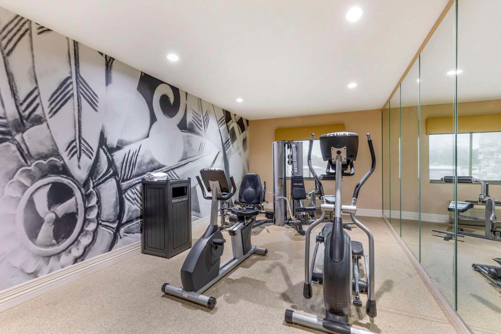 Best Western Plus Burleson Inn & Suites Bagian luar foto